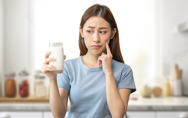 Làm sao uống sữa mà không bị buồn nôn?